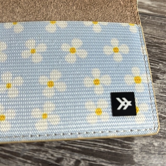 Thread  Blocking Slim Bifold Wallet with Card Protection - Picture 7 of 8